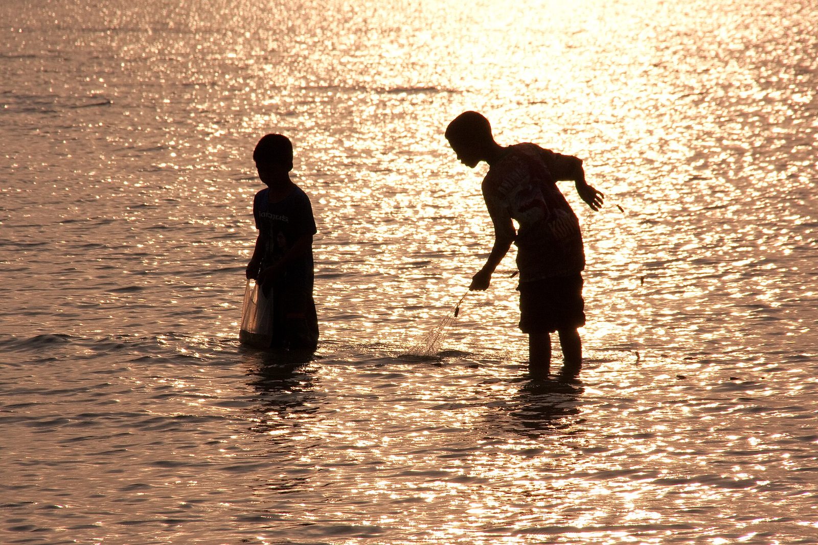 Nathon (Koh Samui): kinderen in het water bij zonsondergang bij Nathon