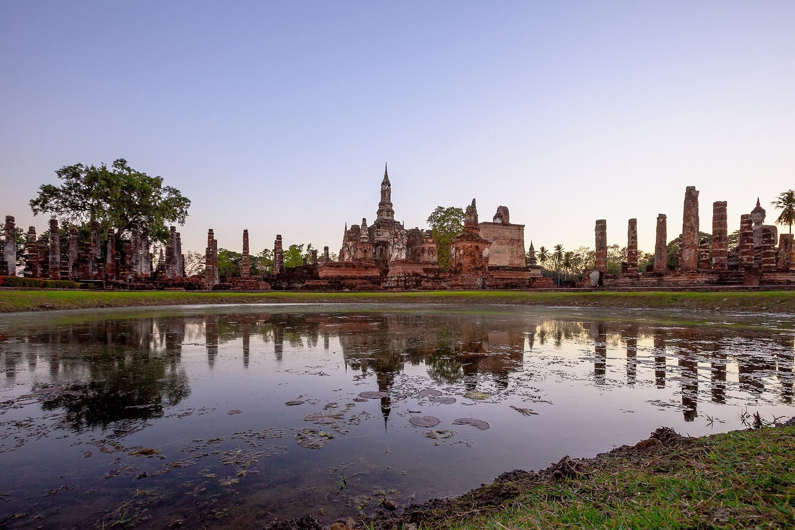 Sukhothai: Wat Mahathat in het historische park van Sukhothai bij zonsondergang