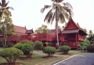 Amphawa: traditionele Thaise houten huizen in het Rama II-park bij Amphawa