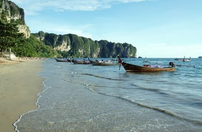 Ao Nang: Ao Nang-strand met kalksteenrotsen en een longtailboot