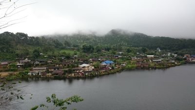 Ban Rak Thai: het meer en het dorp Ban Rak Thai in de mist