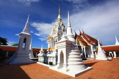 Chaiya: witte chedi’s van Wat Phra Borommathat Chaiya