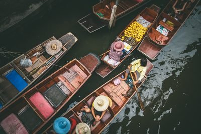 Damnoen Saduak: bootjes vol fruit op de drijvende markt van Damnoen Saduak