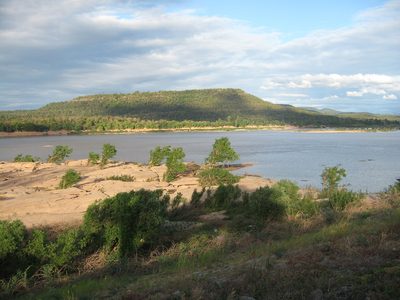Khong Chiam: de Mekong bij Khong Chiam met heuvel op de achtergrond