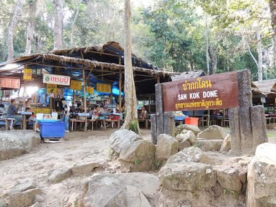 Loei: de ingang van Nationaal Park Phu Kradueng met eetkraampjes