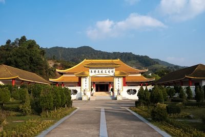 Doi Mae Salong: het Martelarenmuseum van de Chinese Kuomintang in Mae Salong, met heuvels op de achtergrond