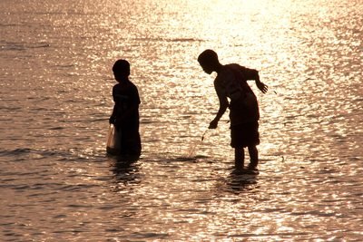 Nathon (Koh Samui): kinderen in het water bij zonsondergang bij Nathon