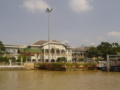 Nonthaburi: het oude gemeentehuis aan de Chao Phraya-rivier