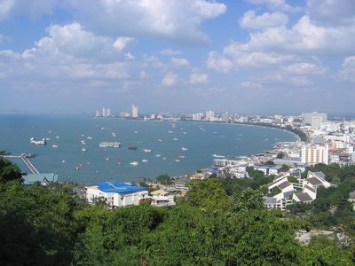 Pattaya: de baai van Pattaya gezien vanaf een uitkijkpunt