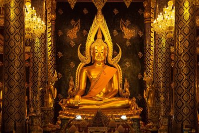 Phitsanulok: het beroemde Boeddhabeeld Phra Phuttha Chinnarat in Wat Phra Si Rattana Mahathat