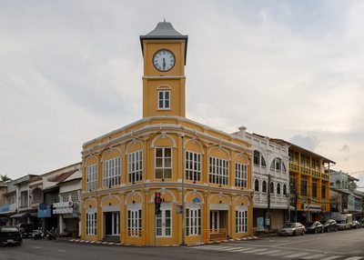Phuket-stad: het gele klokgebouw van de gemeente in Phuket-stad