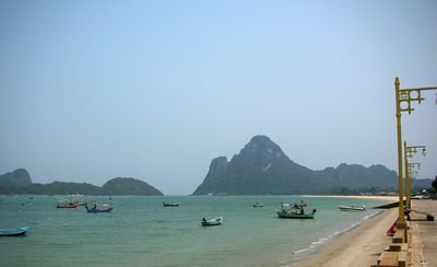 Prachuap Khiri Khan: de baai van Prachuap Khiri Khan met kalkstenen heuvels en vissersboten