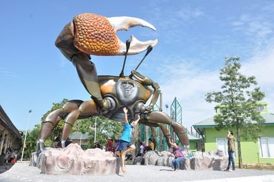 Satun: het reuzenkrab-standbeeld in Tammalang, district Mueang Satun