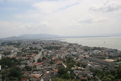 Songkhla: luchtbeeld van de stad Songkhla aan zee