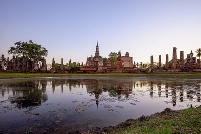 Sukhothai: Wat Mahathat in het historische park van Sukhothai bij zonsondergang