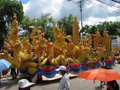 Ubon Ratchathani: een versierde waskaars tijdens het kaarsenfestival van Ubon Ratchathani