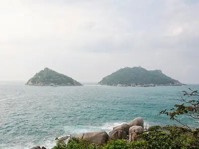 The islets of Koh Nang Yuan from the sea