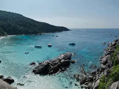 Uitzicht over een baai van Ko Similan