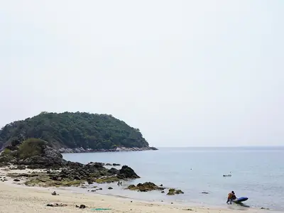 Rotsen en eilandje voor Ya Nui Beach