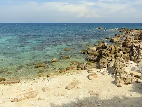 Rocks and clear water at Sai Daeng Beach, Koh Tao