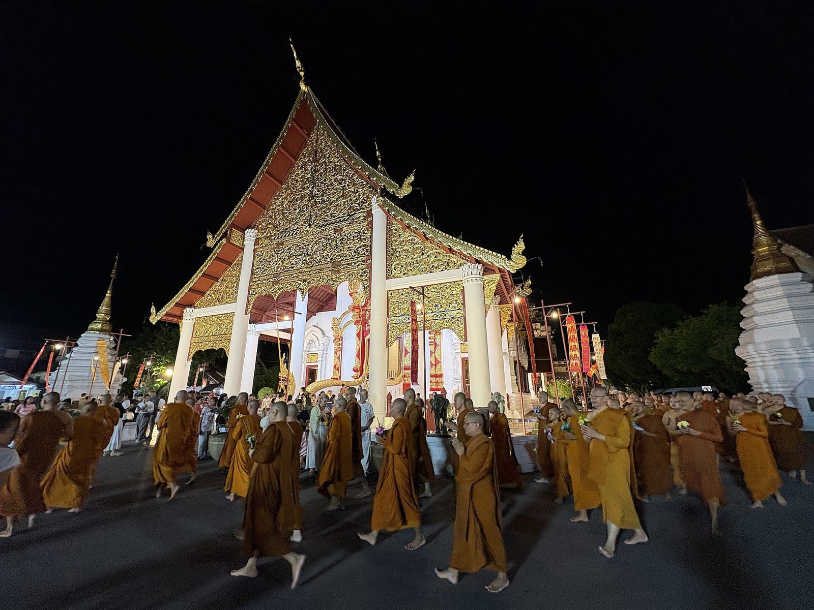 Asalha Puja 2026 at Wat Chedi Luang in Chiang Mai: monks during the evening ceremony (photo: Chainwit., CC BY 4.0, Wikimedia Commons)