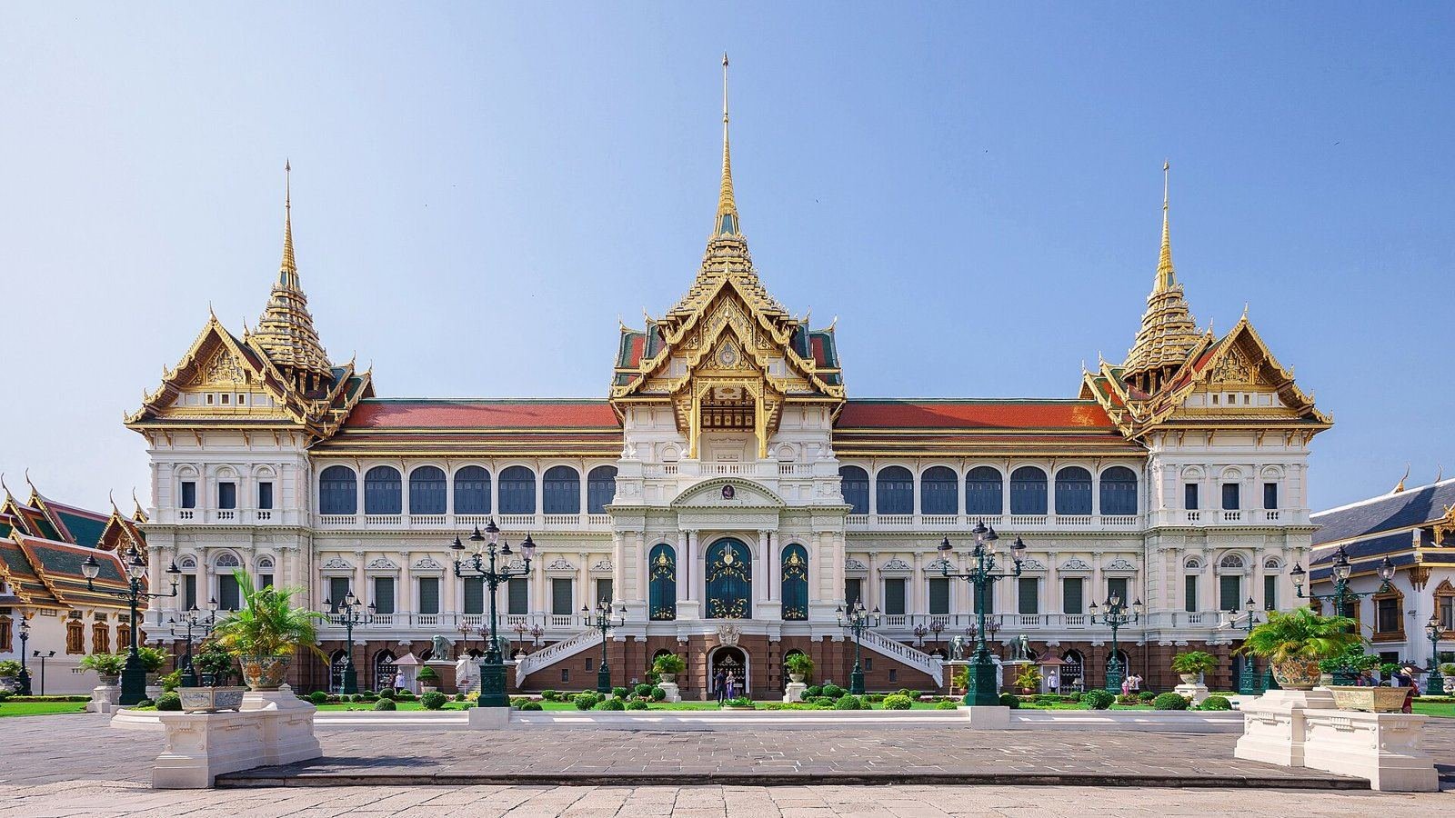 Phra Thinang Chakri Maha Prasat in the Grand Palace, Bangkok (photo: This Photo was taken by Supanut Arunoprayote.
Feel free to , CC BY 4.0, Wikimedia Commons)