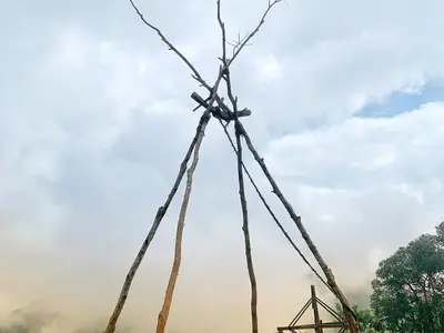 De hoge Akha-schommel in het dorp Pha Hee boven de bomen uit