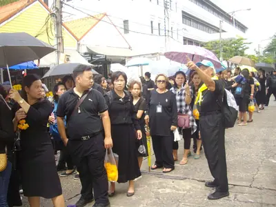 Mourners dressed in black queue in front of the Royal Palace to pay respects to King Bhumibol Adulyadej (13 October 2017)