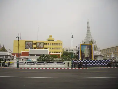 Mourning decorations and a portrait in front of the Royal Palace in Bangkok (13 October 2017)