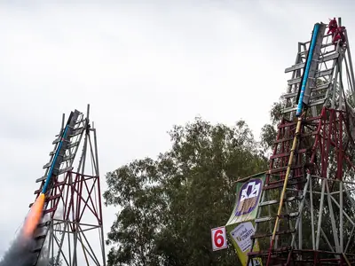 Hoge bamboe raketlanceertorens tegen de lucht tijdens het Yasothon Rocket Festival (2013)