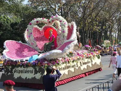 Een praalwagen in de vorm van een gigantische roze lotusbloem in de optocht van het Chiang Mai-bloemenfestival