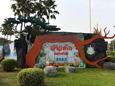 Versierd toegangsbord bij Government House in Bangkok voor Kinderdag
