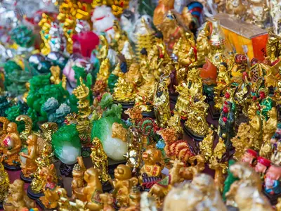 Heaps of small golden figurines sold as Chinese New Year souvenirs on Yaowarat Road (2016)