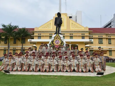 Scouts and teachers gathered with wreaths in front of the King Chulalongkorn statue for Chulalongkorn Day