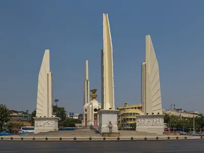 Het Democratiemonument aan Ratchadamnoen Avenue in Bangkok onder een blauwe lucht (2016)