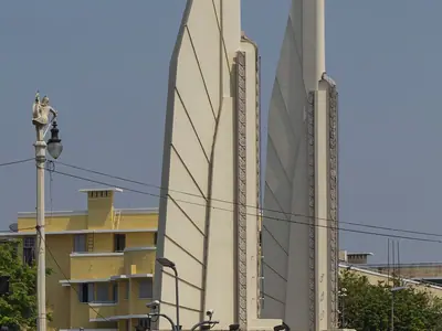 Het Democratiemonument gezien vanaf de straatkant in Bangkok (2016)