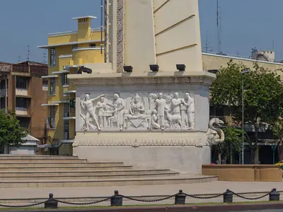 Reliëfpaneel aan de voet van het Democratiemonument in Bangkok