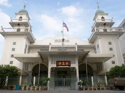 Baan Haw Mosque in Chiang Mai Province: a white building with two minarets and a Thai flag