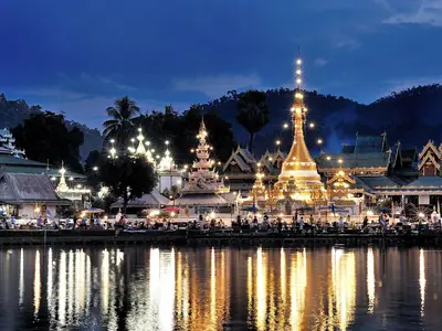 Wat Chong Klang and Wat Chong Kham reflected in the lake at dusk in Mae Hong Son