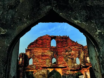 An arched brick ruin framing the sky at Narai Ratchaniwet in Lopburi