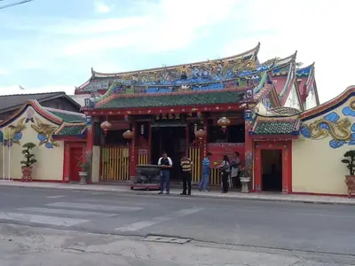 The ornate Leng Chu Kiang Shrine in Pattani with its colourful roof ridges (2014)