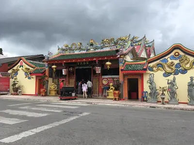 Front of the Leng Chu Kiang Shrine in Pattani seen from across the road (2018)