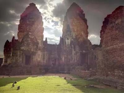 De drie torens van de Apentempel (Phra Prang Sam Yot) in Lopburi onder een dramatische lucht