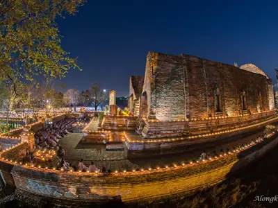 Candlelit procession around the ruined temple at Wat Maheyong at night (2015)