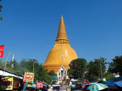 Phra Pathom Chedi rising above market stalls in Nakhon Pathom
