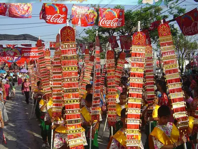 Hoge versierde offerpalen langs de straat tijdens Songkran in Phra Pradaeng