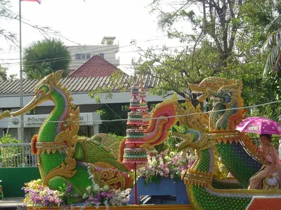 Een kleurrijk naga-beeld dat de Songkran-viering in Phra Pradaeng siert