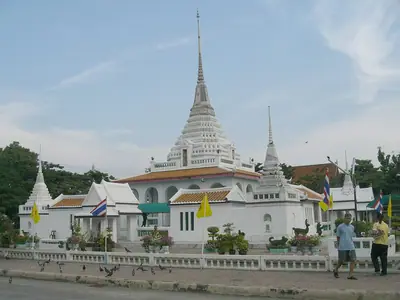 De witte chedi en tempelgebouwen van Wat Prot Ket Chettharam in Phra Pradaeng
