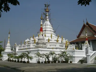 Witte chedi's van Wat Song Tham Woraviharn in Phra Pradaeng onder een blauwe lucht
