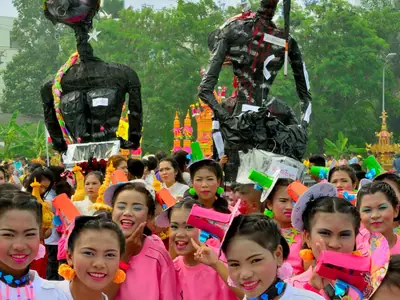 Parade group with two costumed 'pretas' returning from hell at the Sart Duen Sip festival (2025)